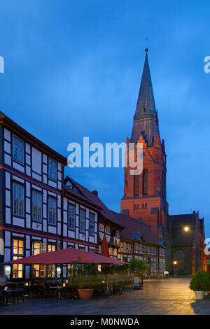 Marktplatz mit der Kirche St. Martin in der Dämmerung, Nienburg/Weser, Niedersachsen, Deutschland Stockfoto