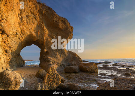 Natürlichen Felsbogen im Treasure Island Beach in Laguna Niguel, Kalifornien Stockfoto