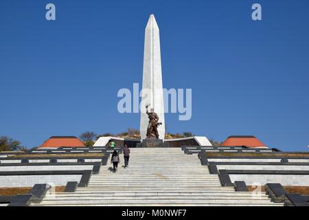 Obelisk auf dem Heldenacker oder National Heroes' Acre, Kriegerdenkmal der Republik Namibia, in der Nähe von Windhoek, Auas Berge Stockfoto