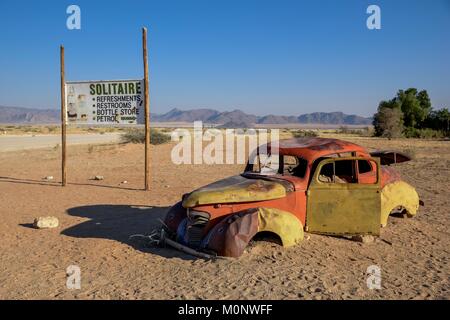 Rostiges Autowrack in Sand, Solitaire, Otjozondjupa Region, Namibia Stockfoto