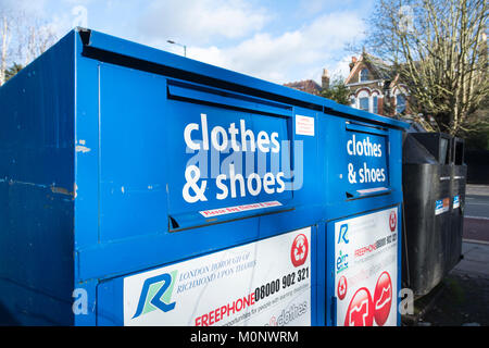 Kleidung und Schuhe recycling Bank im Londoner Stadtteil Richmond upon Thames, Großbritannien Stockfoto