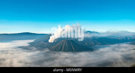 Blick auf Vulkane, Rauchender Vulkan Gunung Bromo, Batok, Kursi, Gunung Semeru, Bromo-Tengger-Semeru National Park, Java Stockfoto