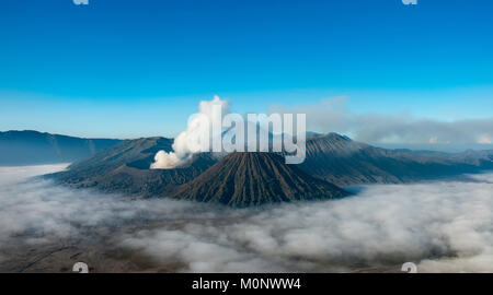 Blick auf Vulkane, Rauchender Vulkan Gunung Bromo, Batok, Kursi, Gunung Semeru, Bromo-Tengger-Semeru National Park, Java Stockfoto