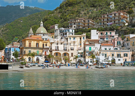 Blick auf die Stadt und Strand, Fischen Stadt Cetara, Amalfi, Kampanien, Italien Stockfoto