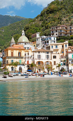 Blick auf die Stadt und Strand, Fischen Stadt Cetara, Amalfi, Kampanien, Italien Stockfoto