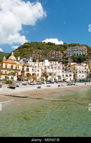 Blick auf die Stadt und Strand, Fischen Stadt Cetara, Amalfi, Kampanien, Italien Stockfoto