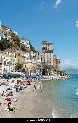 Urlauber am Strand, Angeln Stadt Cetara, Amalfi, Kampanien, Italien Stockfoto