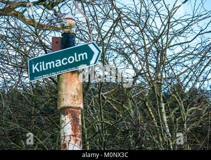 Nahaufnahme der rostigen Wanderweg Wegweiser in Richtung Kilmacolm, Strathclyde, schottische und Zugang Gesellschaft, Schottland, Großbritannien Stockfoto