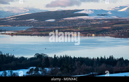 Winter Szene über Clyde River in Dumbarton, mit Schnee in den Bergen, blauen Himmel und ruhige gläsernen Wassers im Abendlicht, Strathclyde, Schottland, Großbritannien Stockfoto