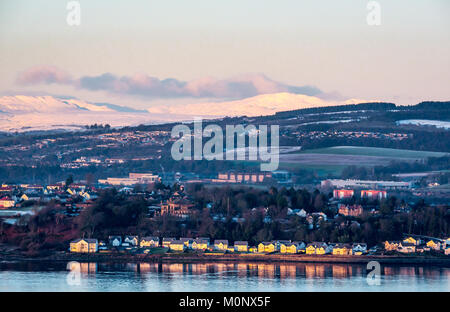 Winter Szene über Clyde River in Dumbarton, mit Schnee in den Bergen, blauen Himmel und ruhige gläsernen Wassers im Abendlicht, Strathclyde, Schottland, Großbritannien Stockfoto