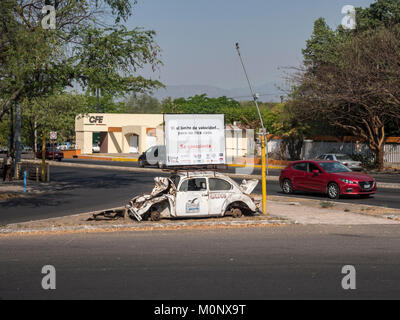 Eine Straße Sicherheit Anzeige eines VW Käfer Autowrack Warnschild in der Nähe von Manzanillo Mexiko Stockfoto