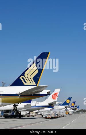 Flugzeuge der verschiedenen Airlines angedockt an Klemme 2, Singapore Airlines, Air China, Lufthansa, United Airlines, Flughafen München Stockfoto