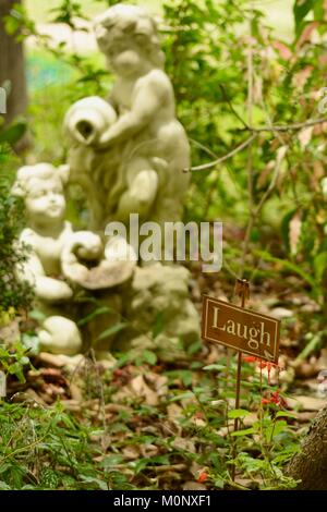 Garten Schmuck der Engel gießt Wasser oder Wein im Garten, Herveys reichen Erbe Teestuben, Thornton Gap Road, Hervey, Queensland, Australien Stockfoto