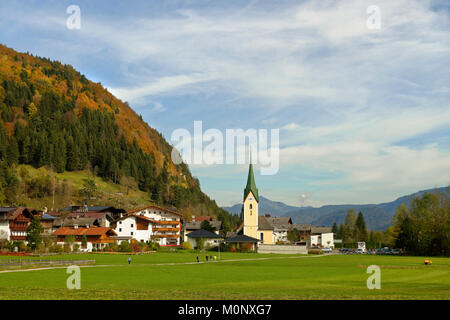 Blick auf den Ort mit Stadtpfarrkirche St. Johannes der Täufer im Herbst, Walchsee, Kaiserwinkl, Tirol, Österreich Stockfoto