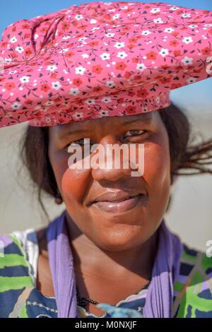 Porträt einer Frau, die in der Nähe von Kovalam Herero, Kunene Region, Namibia Stockfoto