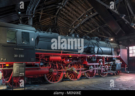 Dampflok 39 230, zuerst im alten Stil Einheit Lokomotive in einem ehemaligen Bahnbetriebswerk, Deutsches Dampflokomotiv Museum, Neuenmarkt Stockfoto