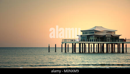 Teehaus auf dem Pier in der Morgendämmerung, Timmendorfer Strand, Ostsee, Schleswig-Holstein, Deutschland Stockfoto