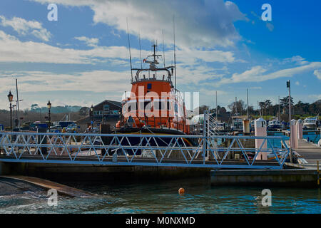 Yarmouth Marina IOW an einem strahlenden Wintertag im Januar 2018 getroffen Stockfoto