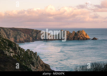 Logan Rock, Porthcurno, Cornwall, Großbritannien Stockfoto