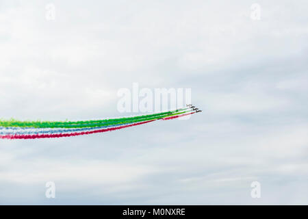 Flugzeuge auf Airshow mit bunten hellen Spuren von Rauch vor blauem Himmel, Wolken. Flugzeuge, Flying Display und aerobatic Show Stockfoto