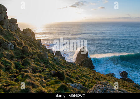 Big Wave in Cornwall in der Nähe von Nanjizal, Land's End, Großbritannien Stockfoto