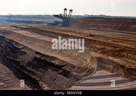 Tagebau Braunkohle Bergwerk mit Schaufelradbagger, Garzweiler, Jüchen, Rheinischen Braunkohlerevier in Nordrhein-Westfalen Stockfoto