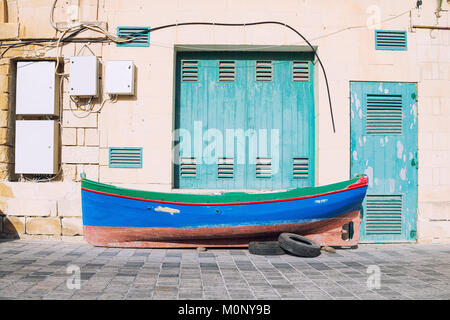 Bunte Malta, traditionellen Fischerboot auf dem Bürgersteig vor dem Boot Dock Stockfoto