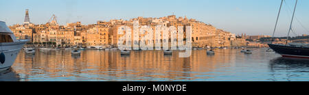 Valletta Grand Harbour am Morgen, Senglea Halbinsel gegenüber der Bucht von Vittoriosa, Panoramic Image Stockfoto