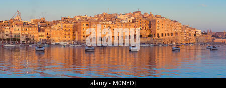 Valletta Grand Harbour am Morgen, Senglea Halbinsel gegenüber der Bucht von Vittoriosa, getönten Panoramic Image Stockfoto