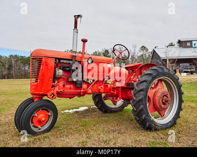 Old Red vintage antik Fall farm Traktor auf dem Bauernhof Markt in ländlichen Hecht Straße Alabama in den USA. Stockfoto