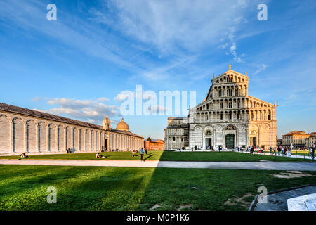 Der Camposanto Monumentale und der Duomo, Pisa Dom auf der Piazza dei Miracoli in Pisa Italien als das Baptisterium Schattierungen der Rasen und der Kathedrale. Stockfoto