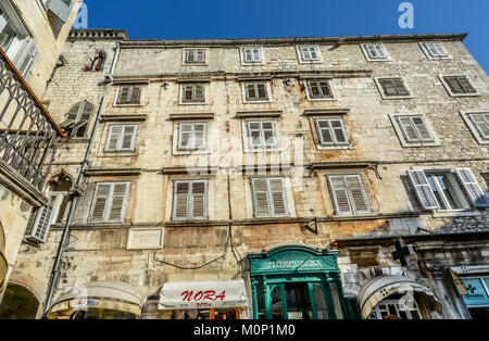 Apartments über Geschäfte und Läden in den Völkern Square, Diocletians Palast in der Altstadt von Split Kroatien an einem sonnigen Tag Stockfoto