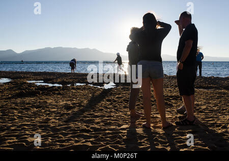 Familie stehen hier auf der Seeseite Strand wird Menschen spielen entlang der Uferpromenade - Lake Tahoe, USA Stockfoto