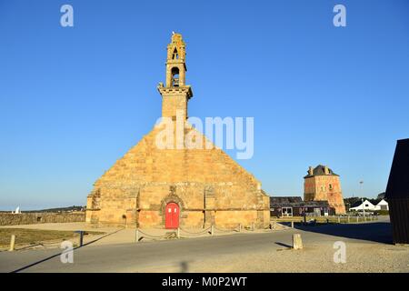 Frankreich, Finistere, Iroise, Parc Naturel Regional d'Armorique (Armorica Regionaler Naturpark), Presqu'ile de Crozon, Camaret-sur-Mer, Notre Dame von Rocamadour Kapelle, Vauban Turm als Weltkulturerbe von der UNESCO, polygonale Turm auf einem Plan Vauban im 17. Jahrhundert Stockfoto