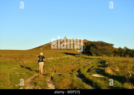 Frankreich, Finistere, Parc Naturel Regional d'Armorique (Armorica Regionalen Naturpark), Saint Rivoal, Monts d'Arrée, Wandern auf den Mont Saint Michel de Brasparts, der Saint Michel Kapelle Stockfoto