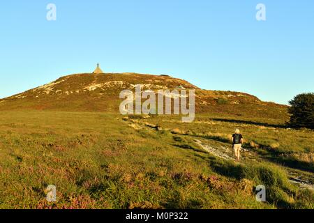 Frankreich, Finistere, Parc Naturel Regional d'Armorique (Armorica Regionalen Naturpark), Saint Rivoal, Monts d'Arrée, Wandern auf den Mont Saint Michel de Brasparts, der Saint Michel Kapelle Stockfoto