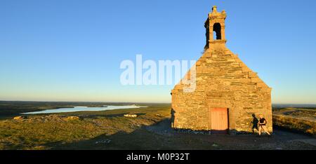 Frankreich, Finistere, Parc Naturel Regional d'Armorique (Armorica Regionalen Naturpark), Saint Rivoal, Monts d'Arrée, Wandern auf den Mont Saint Michel de Brasparts, der Saint Michel Kapelle und die brennilis See (Stausee St. Michel) Stockfoto