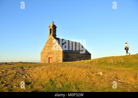 Frankreich, Finistere, Parc Naturel Regional d'Armorique (Armorica Regionalen Naturpark), Saint Rivoal, Monts d'Arrée, Wandern auf den Mont Saint Michel de Brasparts, der Saint Michel Kapelle Stockfoto