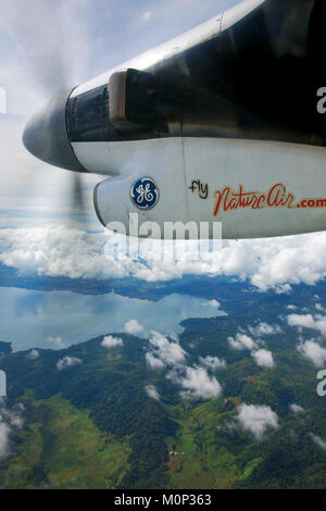 Costa Rica, Halbinsel Osa, Blick auf die Halbinsel aus dem Fenster einer kleinen Propellermaschine (Luftbild) Stockfoto
