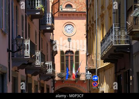 Italien, Piemont, Cuneo, Les Langhe, Alba, Vittorio Emanuele Straße Stockfoto