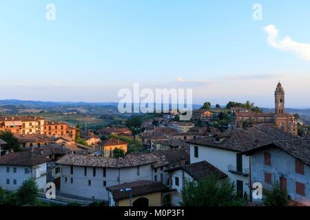 Italien, Piemont, Cuneo, Les Langhe, Serralunga Tal, Monforte d'Alba, Via Camillo Benso Conte di Cavour Stockfoto