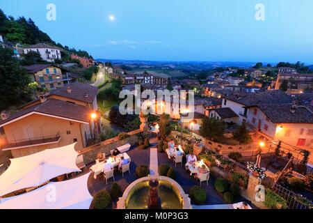 Italien, Piemont, Cuneo, Les Langhe, Serralunga Tal, Monforte d'Alba, Via Camillo Benso Conte di Cavour, Restaurant Moda Stockfoto