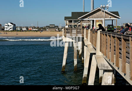 NC-01397-00... NORTH CAROLINA - Fischer mit Linien, die von der Plattform des Konkreten unterstützt Jennettes Pier auf die Outer Banks bei Nags Head. Stockfoto