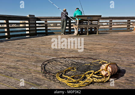 NC-01398-00... NORTH CAROLINA - ein Take-up Net lieing auf dem Deck der Jennettes Pier auf die Outer Banks bei Nags Head. Stockfoto