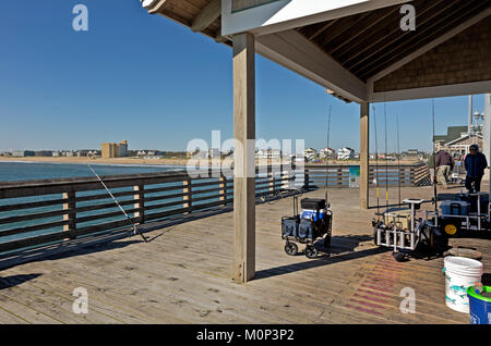 NC-01399-00... NORTH CAROLINA - Fischer mit Linien, die von der Plattform des Konkreten unterstützt Jennettes Pier auf die Outer Banks bei Nags Head. Stockfoto