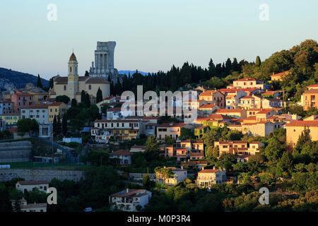 Frankreich, Alpes Maritimes, La Turbie, Trophy des Augustus in 6 BC und die barocke Kirche Saint Michel, klassifiziert, historische Denkmäler Stockfoto