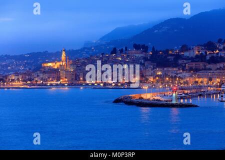 Frankreich, Alpes Maritimes, Menton, Leuchtturm im Hafen von Garavan, die Altstadt im Hintergrund Stockfoto