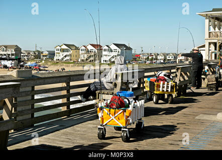 NC-01401-00... NORTH CAROLINA - Karren beloning für die Fischer auf der viel befahrenen Deck von Jennettes Pier und ein Surf Wettbewerb auf die Outer Banks bei Nags Hea Stockfoto