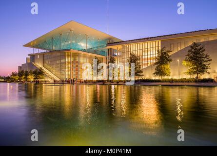 Griechenland, Athen, Paleo Faliro, SNFCC (Stavros Niarchos Foundation Cultural Center), vom Architekten Renzo Piano entworfen, in 2016 abgeschlossen und an den Griechischen Staat im Jahr 2017 spendete, komplex, neue Einrichtungen für die Nationalbibliothek und die National Opera enthält Stockfoto