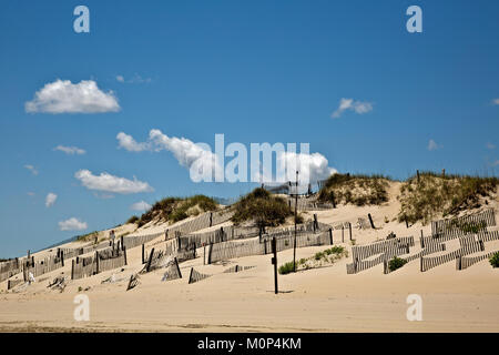 NC-01409-00... NORTH CAROLINA- Sand Zäune Versuch einer Düne entlang der atlantischen Küste am Rande einer Wohnsiedlung zu stabilisieren. Stockfoto